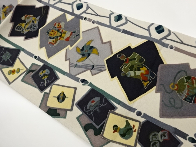 縮緬地金彩松皮菱に玩具模様開き名古屋帯（額縁仕立て）